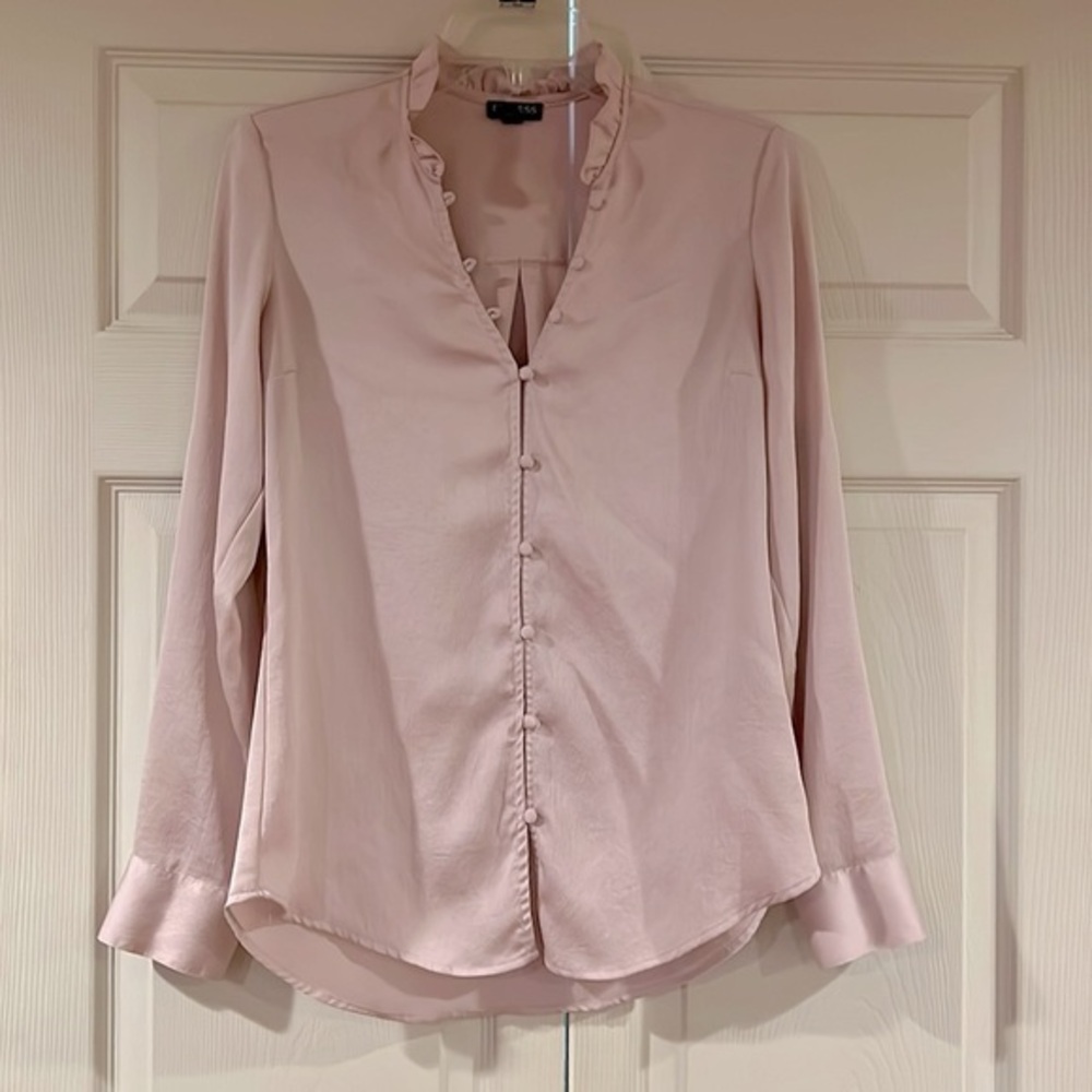 NWOT Express Long to 3/4 Sleeve Button Down Blouse w/Frilly Collar 🌺